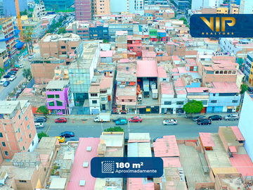 CASA DE TRES PISOS EN AV. MERINO CUADRA 26 EN PERFECTA UBICA