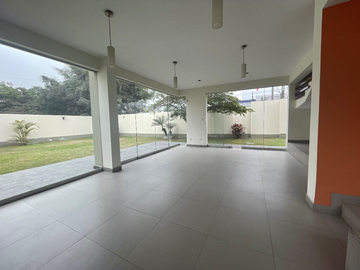 CASA 2 PLANTAS - 5 DORMS - ESCRITORIO - AMPLIO JARDÍN 