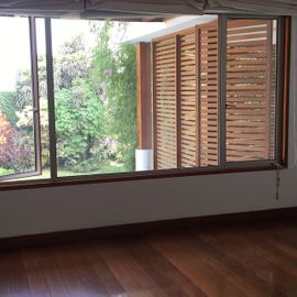 LINDA CASA SUPER ILUMINADA, PISCINA Y CON AMPLIO JARDÍN DECORADO