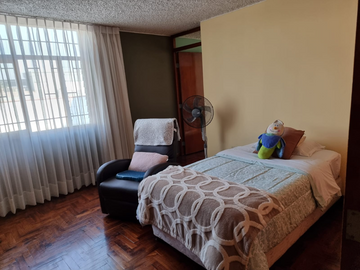 CASA DE TECHO A DOBLE ALTURA EN VENTA EN SAN BORJA