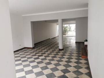 SE VENDE LINDA CASA EN MIRAFLORES