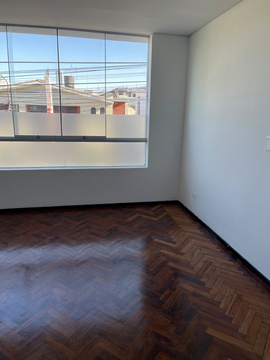EXCELENTE CASA. EL CARMEN APROPIADA PARA OFICINAS, EMPRESAS. IMPLEMENTADA