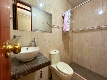 VENTA DE ACOGEDORA Y BIEN DISTRIBUIDA CASA, EN HUAMPANI