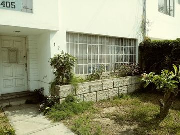 Excelente Casa Como Terreno en Calle Tranquila