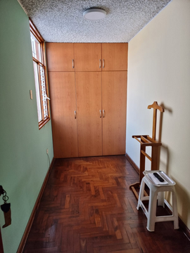 CASA DE TECHO A DOBLE ALTURA EN VENTA EN SAN BORJA
