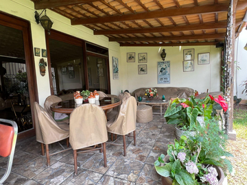 CASA EN VENTA O ALQUILER | TERRAZA CON JARDÍN | 4 ESTACIONAM