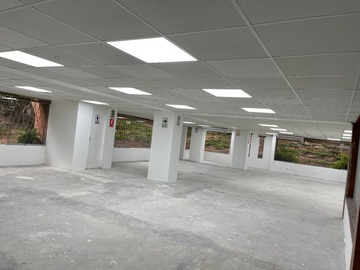   EXCELENTE OFICINA O LOCAL COMERCIAL, 260 M². PARA EMPRESAS Y OTROS EN EDIFICIO MODERNO CLÁSICO POR EL OLIVAR