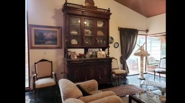 VENDO AMPLIA CASA EN LA ENCANTADA