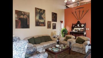 VENDO AMPLIA CASA EN LA ENCANTADA