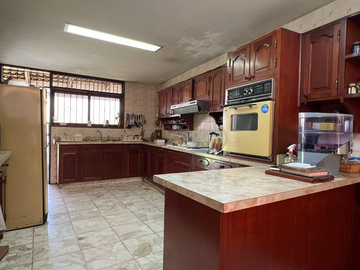 CASA EN VENTA O ALQUILER | TERRAZA CON JARDÍN | 4 ESTACIONAM