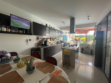 CONDOMINIO 2 PLANTAS - 4 DORMS C/U CON BAÑO - PISCINA