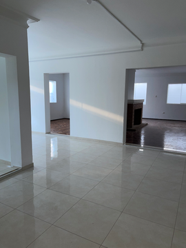 EXCELENTE CASA. EL CARMEN APROPIADA PARA OFICINAS, EMPRESAS. IMPLEMENTADA