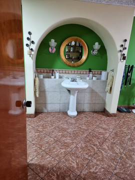 CASA DE TECHO A DOBLE ALTURA EN VENTA EN SAN BORJA