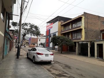 Excelente Casa Como Terreno en Esquina Frente a Parque.