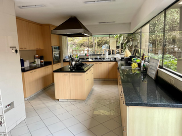 CASA EN VENTA | 2 PISOS + SEMI SÓTANO | JARDÍN