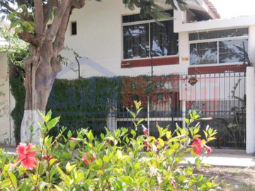 VENTA DE CASA EN LAS ACACIAS - URB. SANTA VICTORIA