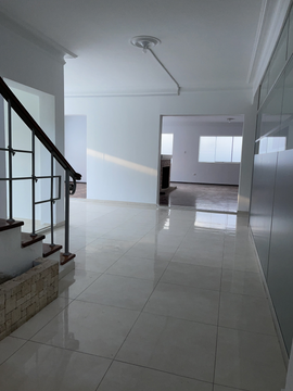 EXCELENTE CASA. EL CARMEN APROPIADA PARA OFICINAS, EMPRESAS. IMPLEMENTADA