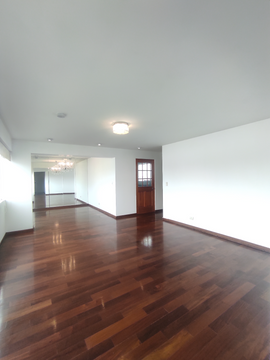 VENTA DE DEPARTAMENTO CON EXCELENTE UBICACIÓN EN MIRAFLORES