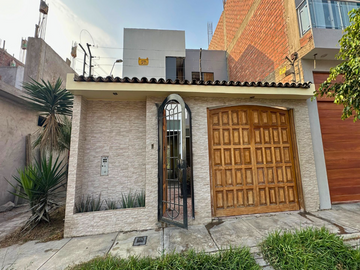 VENTA DE ACOGEDORA Y BIEN DISTRIBUIDA CASA, EN HUAMPANI