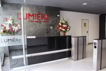 Excelente oficina en edificio ejecutivo de Estreno