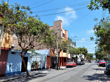 CASA DE TRES PISOS EN EL CENTRO DE LINCE