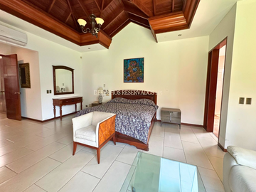 LINDA CASA DE 1,108 M²  EN UNA DE LAS ZONAS MÁS EXCLUSIVAS 
