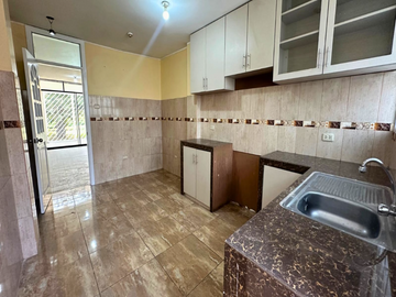 VENTA DE ACOGEDORA Y BIEN DISTRIBUIDA CASA, EN HUAMPANI