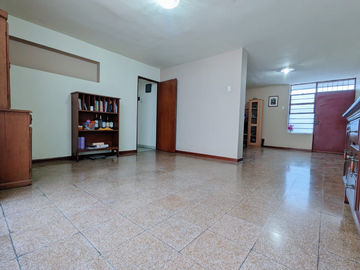 HERMOSA CASA EN LINCE LÍMITE CON SAN ISIDRO