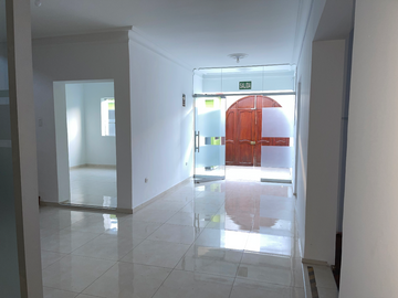 EXCELENTE CASA. EL CARMEN APROPIADA PARA OFICINAS, EMPRESAS. IMPLEMENTADA