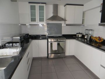 EXCELENTE DÚPLEX 400 M2 A/C PISCINA Y JARDÍN