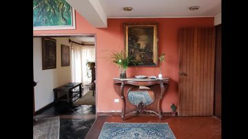 VENDO AMPLIA CASA EN LA ENCANTADA