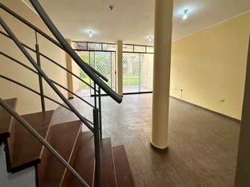 VENTA DE ACOGEDORA Y BIEN DISTRIBUIDA CASA, EN HUAMPANI