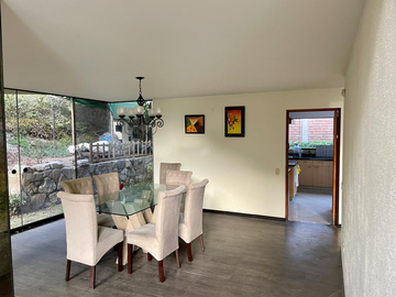 CASA EN VENTA | 2 PISOS + SEMI SÓTANO | JARDÍN