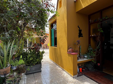 VENDO HERMOSA CASA CON 4 DEPARTAMENTOS POR LAS TRES MARÍAS, 