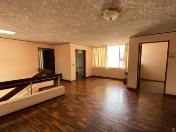 CASA FRENTE A PARQUE EN VENTA,  ZONA RESIDENCIAL DE SURCO