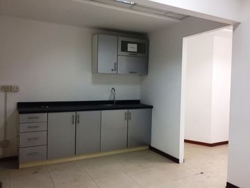 Amplia Oficina de 280 m en Pleno Corazón de Miraflores