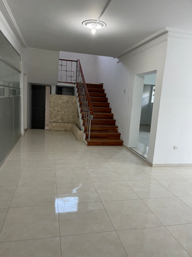 EXCELENTE CASA. EL CARMEN APROPIADA PARA OFICINAS, EMPRESAS. IMPLEMENTADA