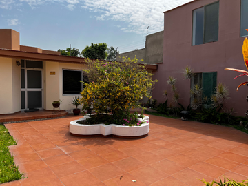 VENDO HERMOSA CASA CON 4 DEPARTAMENTOS POR LAS TRES MARIAS 