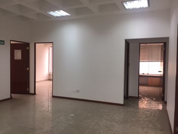 Amplia Oficina de 280 m en Pleno Corazón de Miraflores