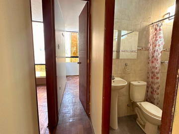 VENTA DE ACOGEDORA Y BIEN DISTRIBUIDA CASA, EN HUAMPANI