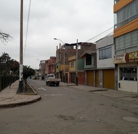 Excelente Casa Como Terreno en Esquina Frente a Parque.