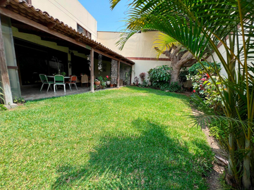 CASA EN VENTA O ALQUILER | TERRAZA CON JARDÍN | 4 ESTACIONAM