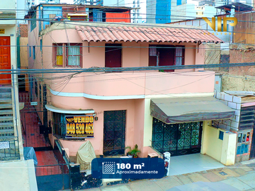 CASA DE TRES PISOS EN AV. MERINO CUADRA 26 EN PERFECTA UBICA