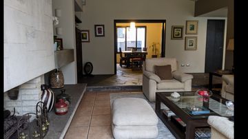 VENDO LINDA CASA EN LA ESTANCIA, LA MOLINA FRENTE A PARQUE
