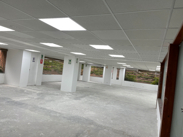   EXCELENTE OFICINA O LOCAL COMERCIAL, 260 M². PARA EMPRESAS Y OTROS EN EDIFICIO MODERNO CLÁSICO POR EL OLIVAR