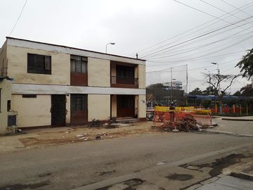 Excelente Casa Como Terreno en Esquina Frente a Parque.