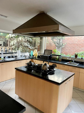 CASA EN VENTA | 2 PISOS + SEMI SÓTANO | JARDÍN