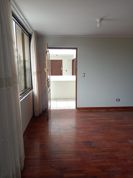 DEPARTAMENTO MUY BIEN UBICADO, CERCA A LA AVENIDA LA MOLINA 