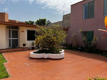 VENDO HERMOSA CASA CON 4 DEPARTAMENTOS POR LAS TRES MARÍAS, 