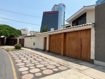 CASA EN VENTA O ALQUILER | TERRAZA CON JARDÍN | 4 ESTACIONAM